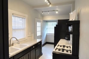 Køleskab, mikrobølgeovn, ovn, kogeplade