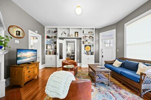 TV - Beautiful Historic 1 BR Apartment - Walk Downtown (Gainesville)