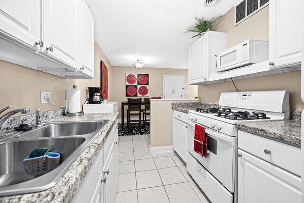 冷蔵庫、電子レンジ、オーブン、コンロ