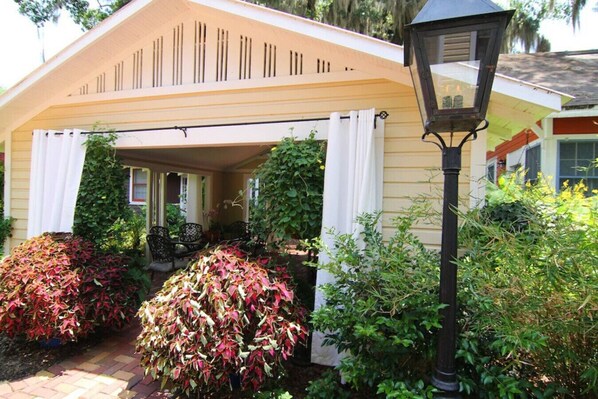 Exterior detail - Beautiful Downtown 2 BR Home w/ Yard (Gainesville)