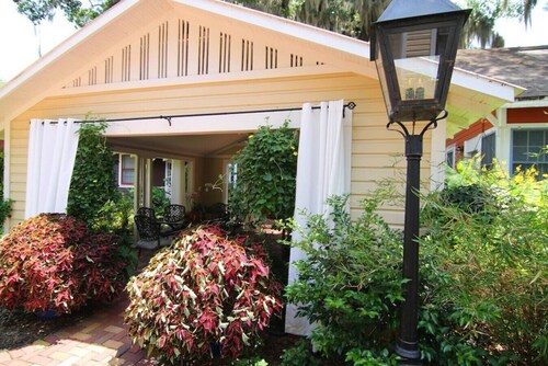 Beautiful Downtown 2 BR Home w/ Yard