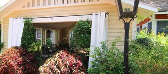 Beautiful Downtown 2 BR Home w/ Yard