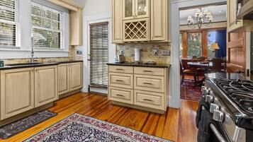 雪櫃、微波爐、焗爐、爐具