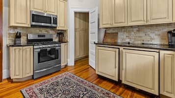 雪櫃、微波爐、焗爐、爐具