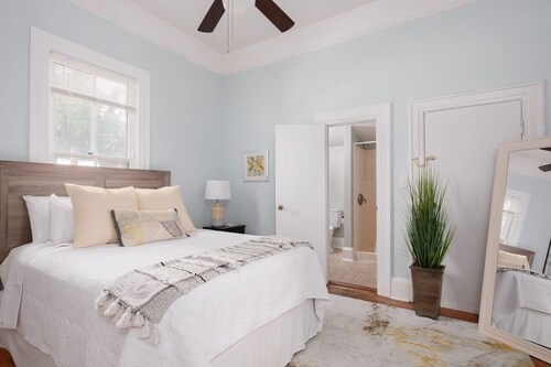 Downtown 2 BR/ 2 Baths- Close to UF/ Restaurants!