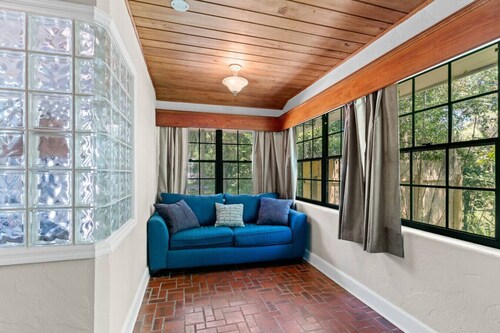 5 Bedroom House Walking Distance to UF/ Swamp