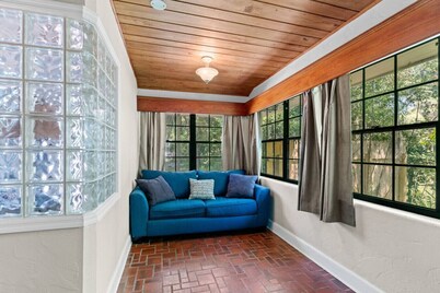 5 Bedroom House Walking Distance to UF/ Swamp