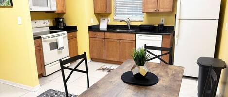 冷蔵庫、電子レンジ、オーブン、コンロ