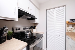 Réfrigérateur, micro-ondes, four, cafetière/bouilloire