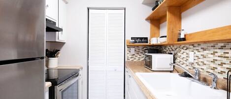 Fridge, microwave, oven, coffee/tea maker