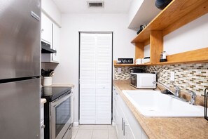 Kühlschrank, Mikrowelle, Ofen, Wasserkocher mit Kaffee-/Teezubehör