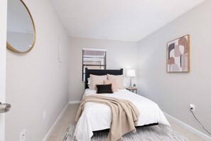 2 Schlafzimmer, Schreibtisch, Bügeleisen/Bügelbrett, WLAN