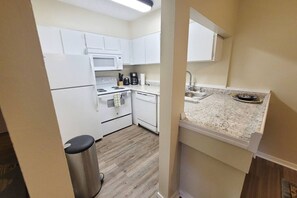 冷蔵庫、電子レンジ、オーブン、コンロ