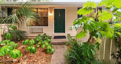 StayGainesville`s Peaceful Condo Near UF / Shands