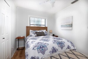 2 slaapkamers, een bureau, een strijkplank/strijkijzer, wifi