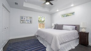 A bedroom with a bed, a ceiling fan, a window, and a nightstand. - New Home- Sleeps 8 -Near Gainesville & Springs (High Springs)