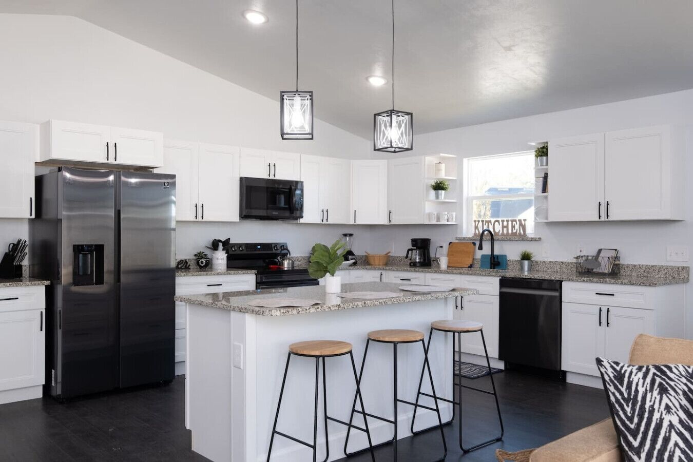 Réfrigérateur, micro-ondes, four, plaque de cuisson