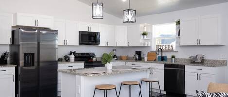 Réfrigérateur, micro-ondes, four, plaque de cuisson