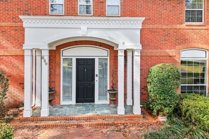 Exterior detail - Stately 4500+Sqft home steps to UF Stadium! (Gainesville)