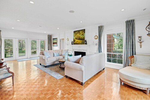 Stately 4500+Sqft home steps to UF Stadium!