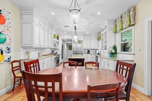 Dining - Stately 4500+Sqft home steps to UF Stadium! (Gainesville)