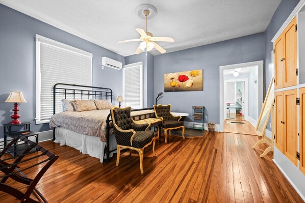 Desk, iron/ironing board, WiFi, bed sheets