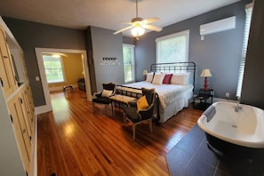 Desk, iron/ironing board, WiFi, bed sheets