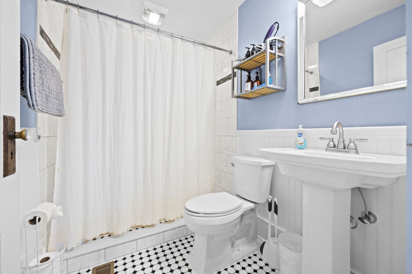 Ein Badezimmer mit Toilette, Waschbecken und Duschvorhang.