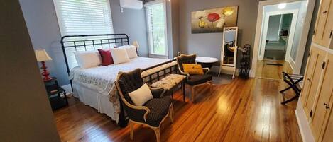 Escritorio, tabla de planchar con plancha, wifi y ropa de cama