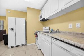 Kjøleskap, mikrobølgeovn, ovn og kokeplater