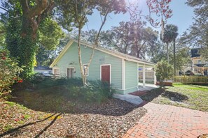 Exterior - Downtown Guest Studio with Porch and Spa Tub (Gainesville)