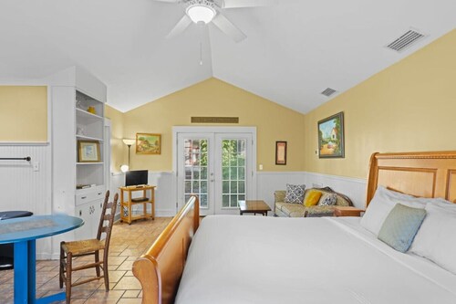 Downtown Guest Studio with Porch and Spa Tub
