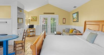 Downtown Guest Studio with Porch and Spa Tub
