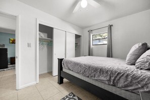 2 sovrum, skrivbord, strykjärn/strykbräda och wi-fi