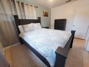 2 Schlafzimmer, Schreibtisch, Bügeleisen/Bügelbrett, WLAN