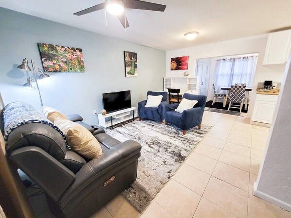 TV - Downtown Duplex- Spacious and Comfy 2 Bedroom (Gainesville)