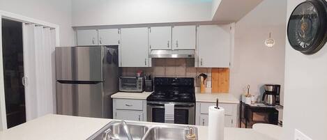 冷蔵庫、電子レンジ、オーブン、コンロ