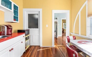 Réfrigérateur, four, plaque de cuisson, cafetière/bouilloire