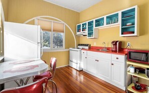 Een koelkast, een oven, een kookplaat, een koffiezetapparaat/waterkoker