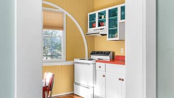 Geladeira, fogão, cooktop, cafeteira/chaleira