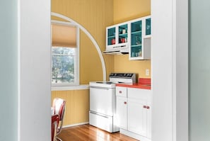 Réfrigérateur, four, plaque de cuisson, cafetière/bouilloire