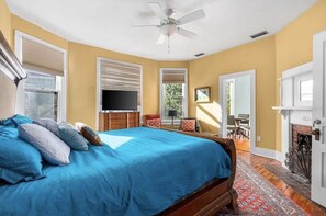 1 slaapkamer, een bureau, een strijkplank/strijkijzer, wifi