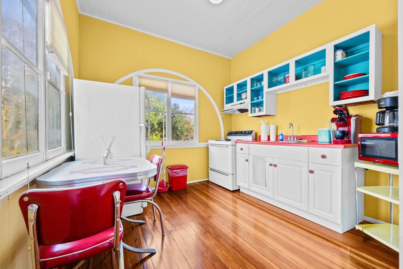 Geladeira, fogão, cooktop, cafeteira/chaleira