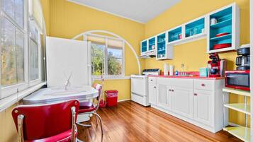 Geladeira, fogão, cooktop, cafeteira/chaleira