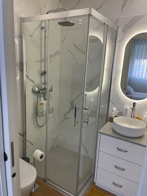 Towels, toilet paper - Room with private bathroom in large family apartment  (Porto)