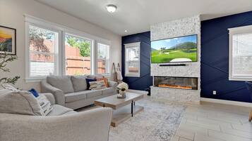 Smart TV, chimenea, libros y monitor de computadora