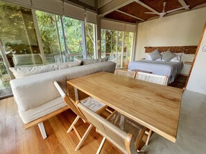 Escritorio, wifi gratis y ropa de cama