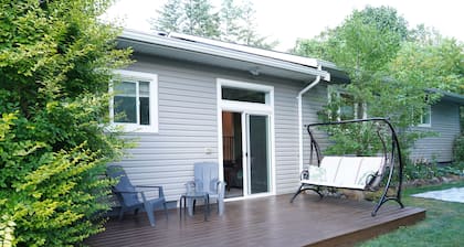 1Bed & Bath by Sasquatch Mtn & HHS (Pet Friendly)