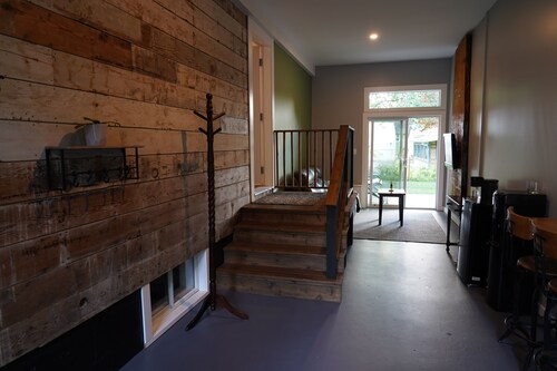 1Bed & Bath by Sasquatch Mtn & HHS (Pet Friendly)
