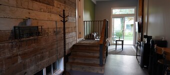 1Bed & Bath by Sasquatch Mtn & HHS (Pet Friendly)